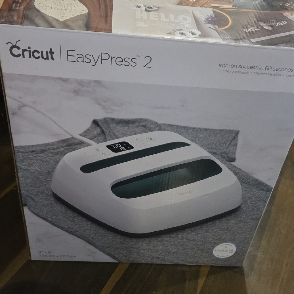 Cricut EasyPress 2 in White and Black